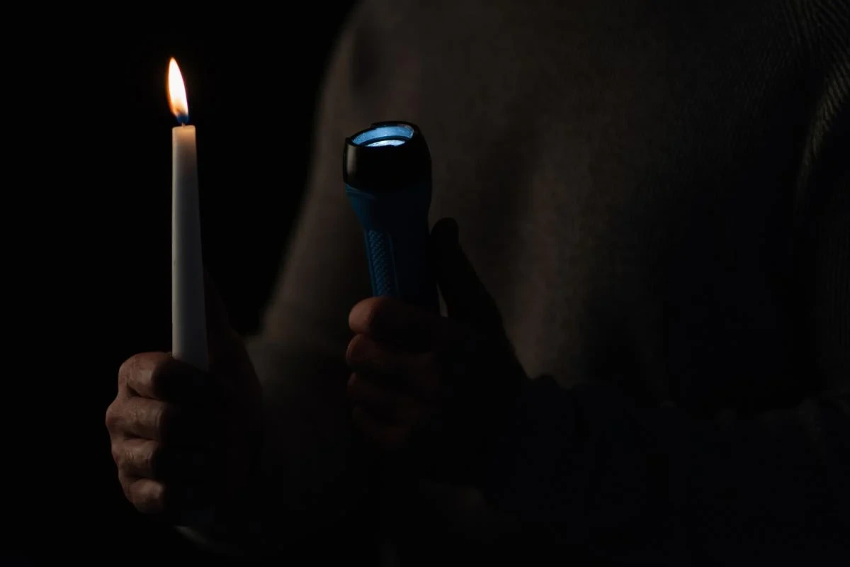 В Україні в пʼятницю будуть вимикати світло: хто буде сидіти без електроенергії