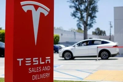 Розвага для тих, хто любить ризик: пасажири скаржаться на роботаксі Tesla, - BI