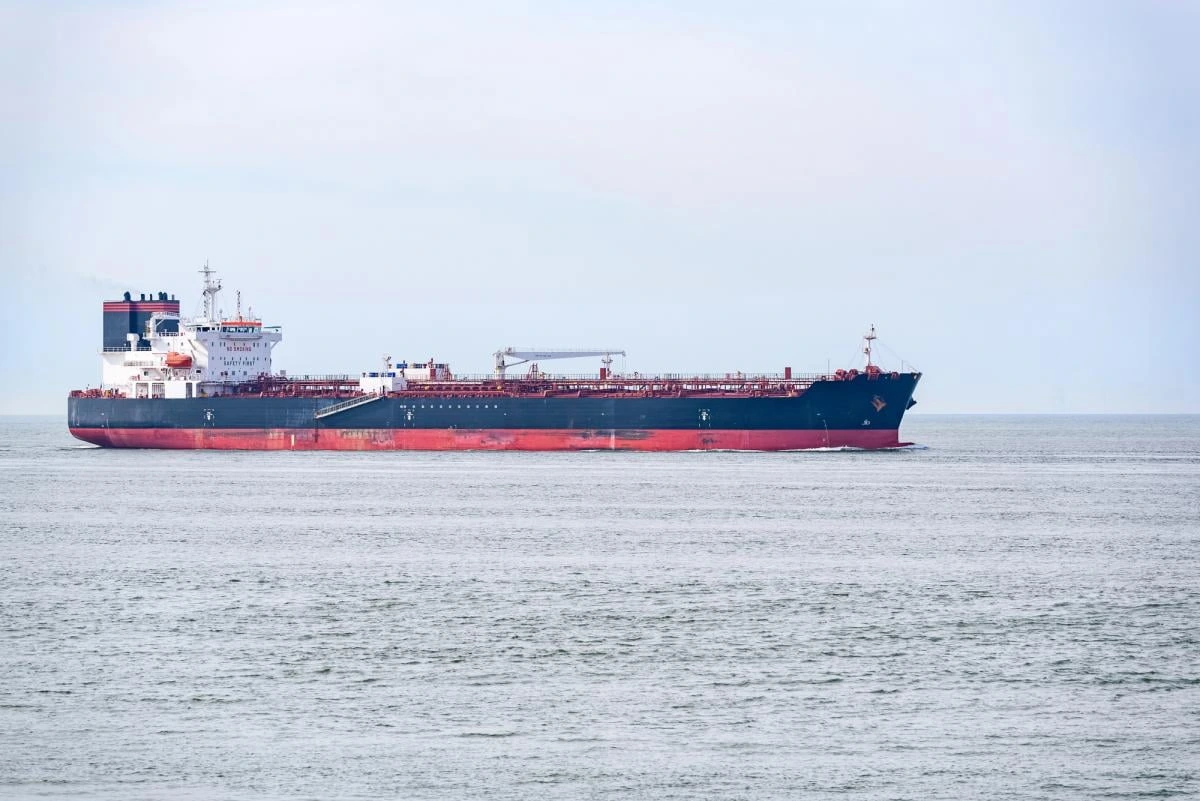Індія вперше за сім років чекала нафту з Ірану, але танкер різко змінив курс, - Bloomberg